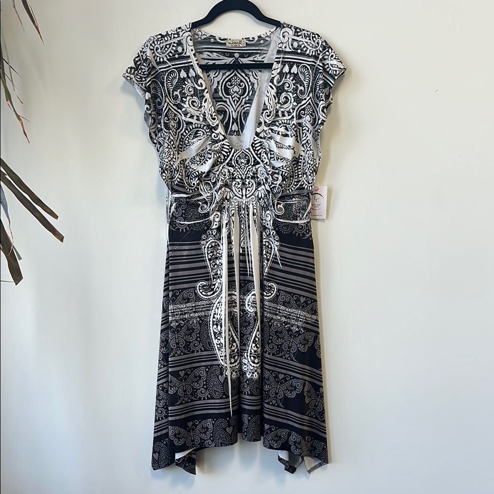 One World Sz Large Black and White Dress w/Asymmetrical Hem • NEW!
